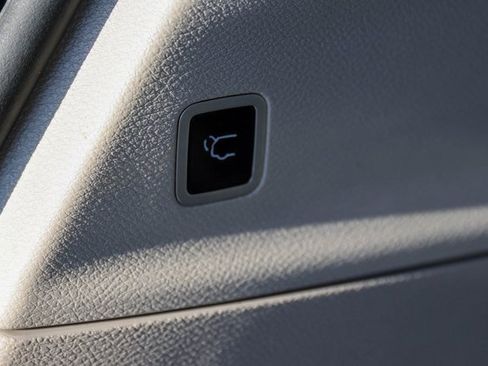 Used 2021 Chrysler Pacifica Touring-L image 10