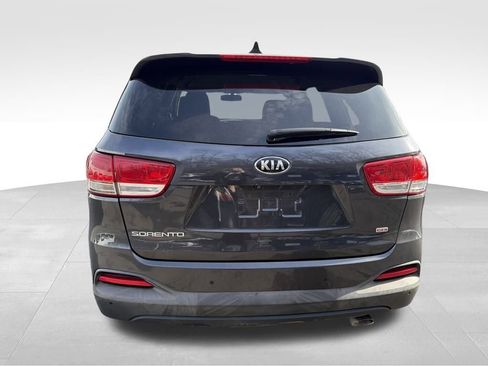 Used 2017 Kia Sorento LX w/ LX Convenience Package image 6