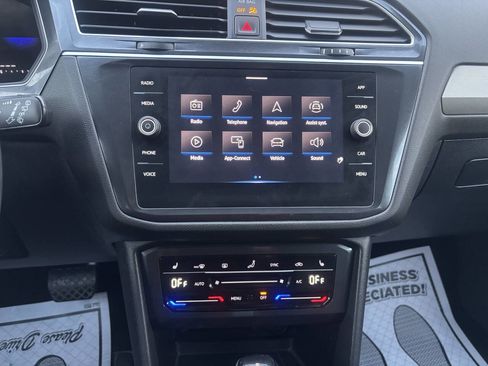 Used 2024 Volkswagen Tiguan SE image 39