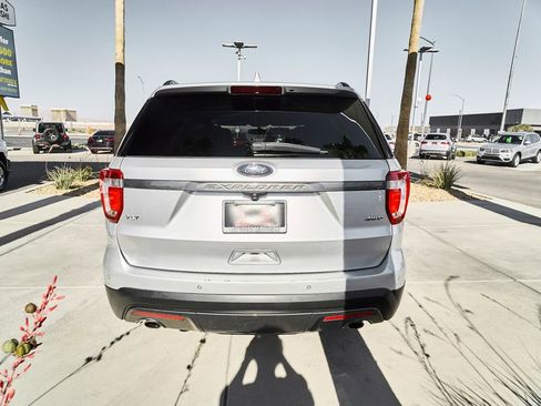 Used 2017 Ford Explorer XLT w/ Equipment Group 202A AWD/4WD image 8