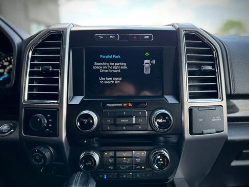 Used 2016 Ford F150 Platinum w/ Equipment Group 701A Luxury image 27