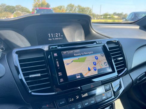 Used 2017 Honda Accord Touring image 11