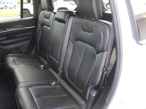 Used 2024 Jeep Grand Cherokee Limited image 23