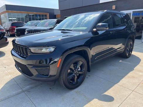 Certified 2025 Jeep Grand Cherokee Altitude AWD/4WD image 3