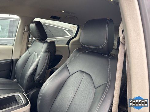 Used 2024 Chrysler Pacifica Touring-L image 10