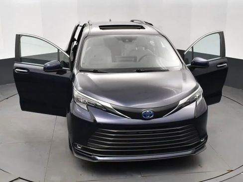 Used 2025 Toyota Sienna XLE image 10