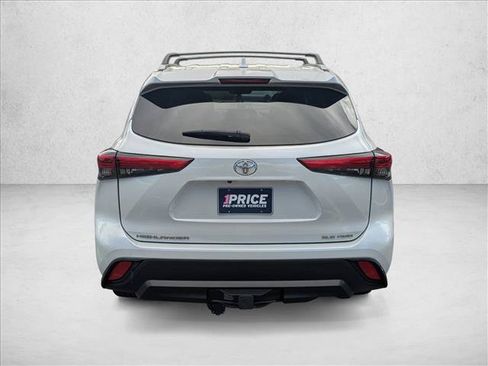 Used 2022 Toyota Highlander XLE AWD/4WD image 6