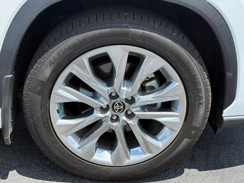 Used 2024 Toyota Highlander Limited AWD/4WD image 32