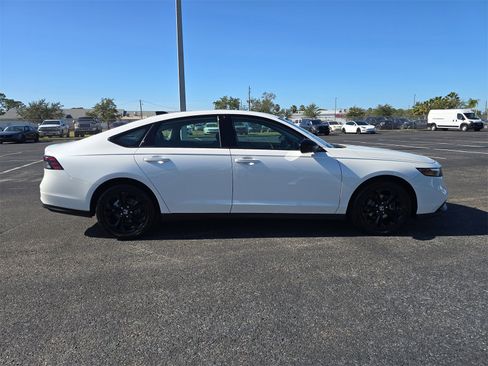 Certified 2025 Honda Accord SE image 3