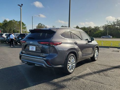 New 2025 Toyota Highlander Platinum image 3