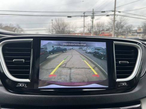 Used 2021 Chrysler Pacifica Touring-L image 23