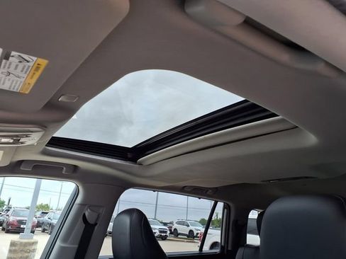 Used 2023 Toyota Highlander XLE FWD image 6