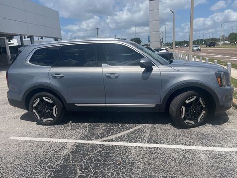 Used 2024 Kia Telluride EX w/ EX Captain's Chair Package image 4