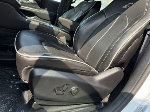 Used 2025 Chrysler Pacifica Limited FWD image 6