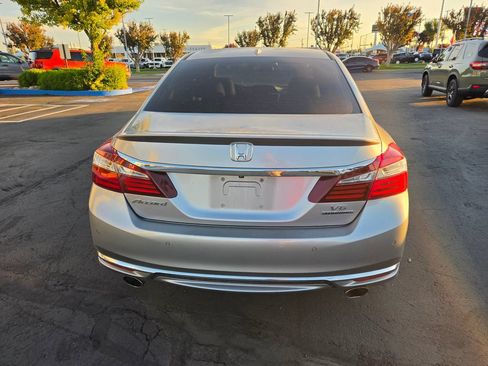 Used 2017 Honda Accord Touring image 4