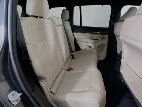 Used 2025 Jeep Grand Cherokee Limited w/ Luxury Tech Group II image 29