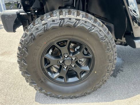 Used 2014 Jeep Wrangler Unlimited Sahara w/ Connectivity Group AWD/4WD image 11