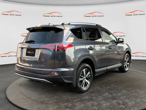 Used 2018 Toyota RAV4 XLE AWD/4WD image 10