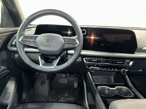 Used 2025 Chevrolet Traverse LT w/ Midnight/Sport Edition FWD image 17