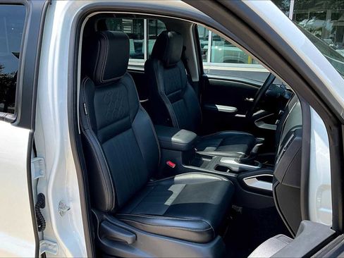 Used 2024 Nissan Frontier SL image 8