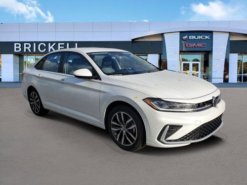 Used 2025 Volkswagen Jetta SE image 2