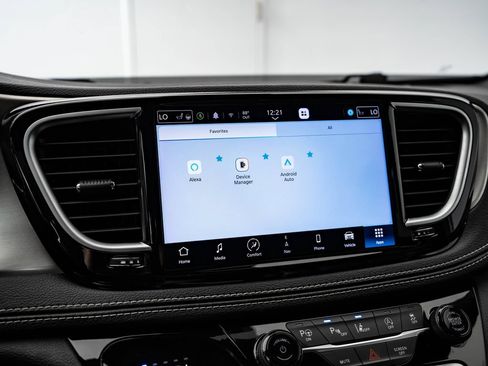 Used 2022 Chrysler Pacifica Limited w/ Uconnect Theater Family Group AWD/4WD image 35