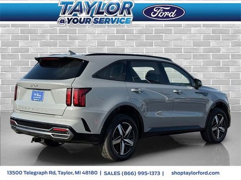 Used 2022 Kia Sorento EX w/ Panoramic Sunroof Package image 3