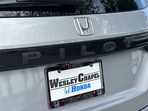 Used 2025 Honda Pilot EX-L image 10