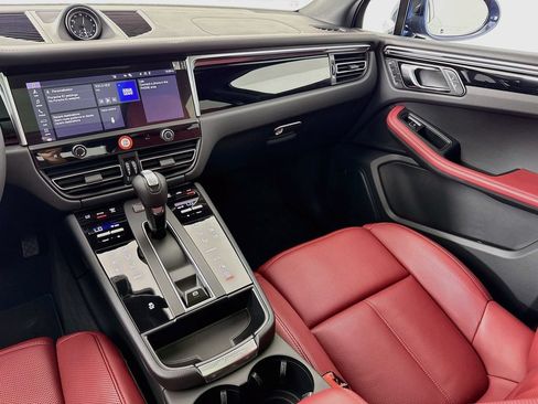 Certified 2025 Porsche Macan AWD/4WD image 26