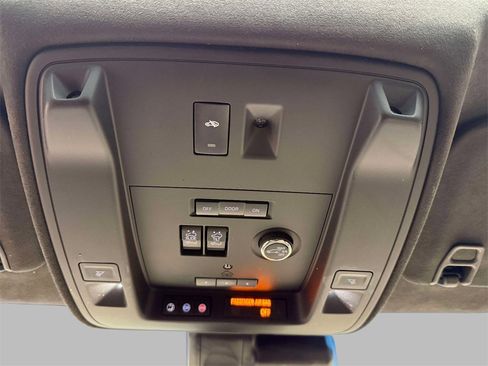 Used 2019 Cadillac Escalade ESV Platinum image 31