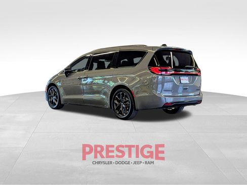 Used 2025 Chrysler Pacifica Limited FWD image 11