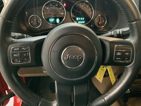 Used 2017 Jeep Wrangler Sahara w/ Connectivity Group AWD/4WD image 19