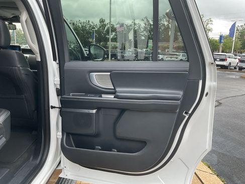 Used 2025 Ford Expedition Max Platinum AWD/4WD image 10