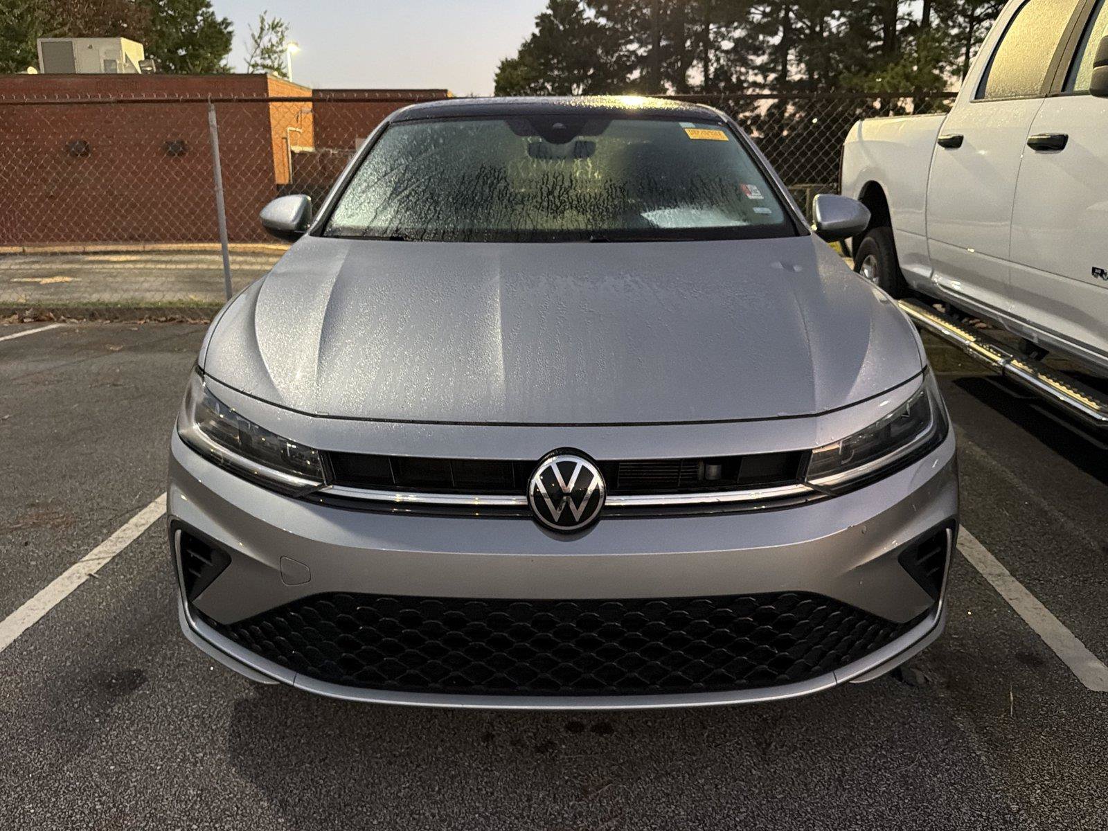 Used 2025 Volkswagen Jetta SE FWD image 2