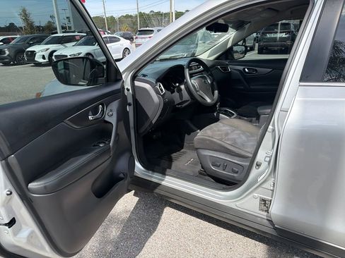 Used 2016 Nissan Rogue SV image 12