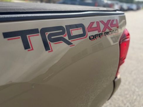 Used 2019 Toyota Tacoma TRD Off-Road w/ Technology Package AWD/4WD image 13