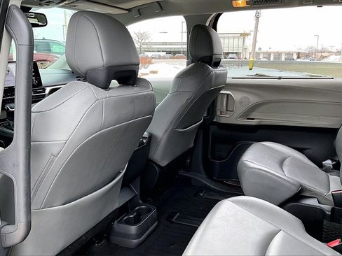 Used 2022 Toyota Sienna XLE image 31