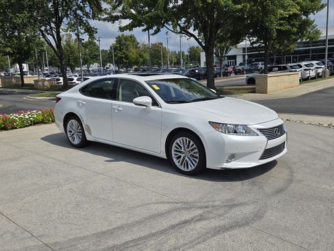 Used 2013 Lexus ES 350 w/ Luxury Pkg FWD image 2