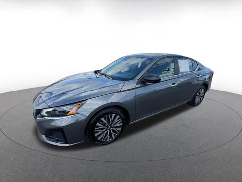 Used 2025 Nissan Altima 2.5 SV FWD image 8