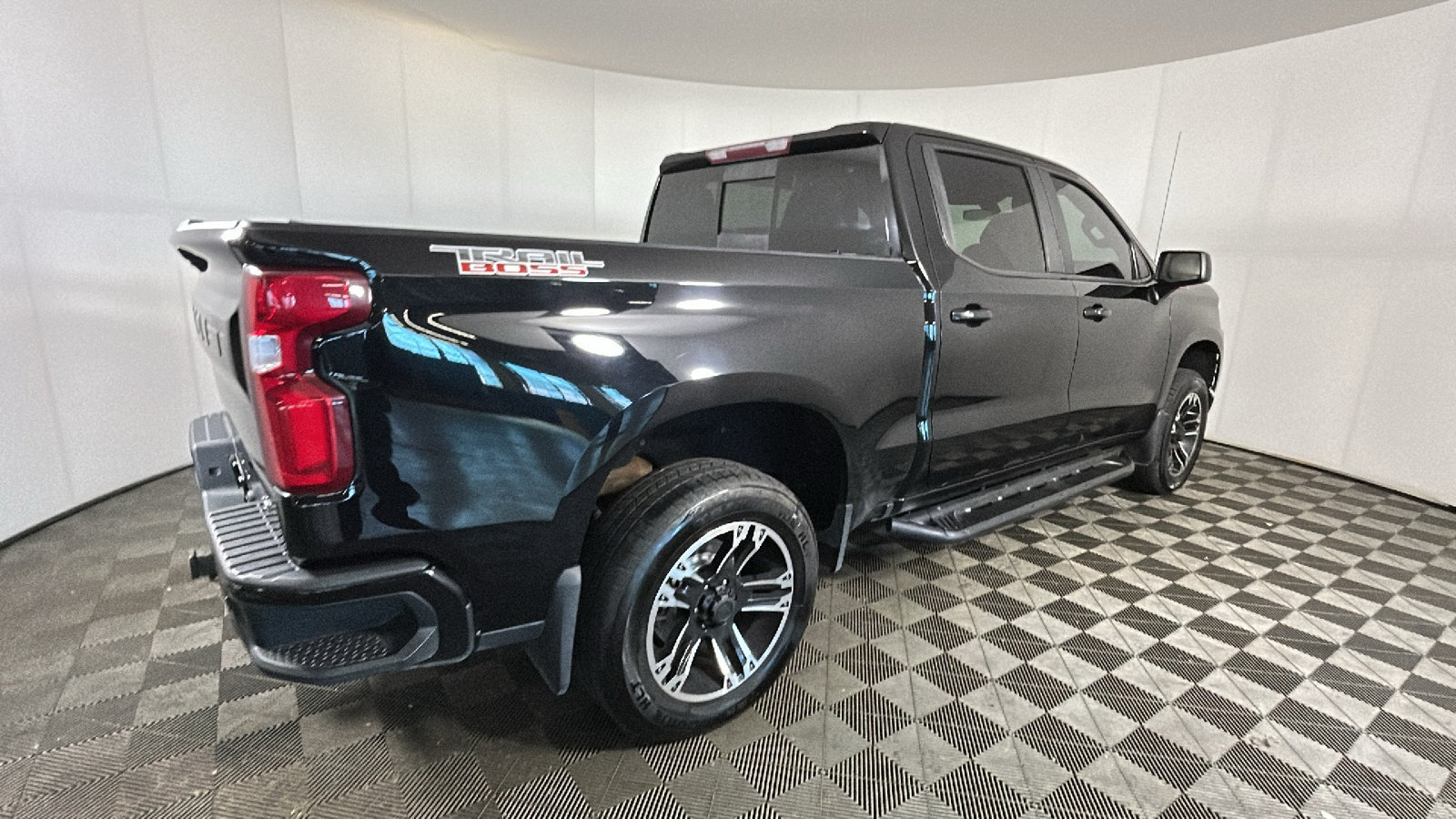 Used 2019 Chevrolet Silverado 1500 LT Trail Boss AWD/4WD image 3
