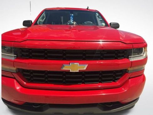 Used 2018 Chevrolet Silverado 1500 Custom w/ Custom Value Package image 3