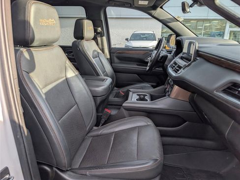 Used 2022 Chevrolet Suburban High Country image 12