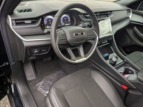 New 2025 Jeep Grand Cherokee Altitude image 13