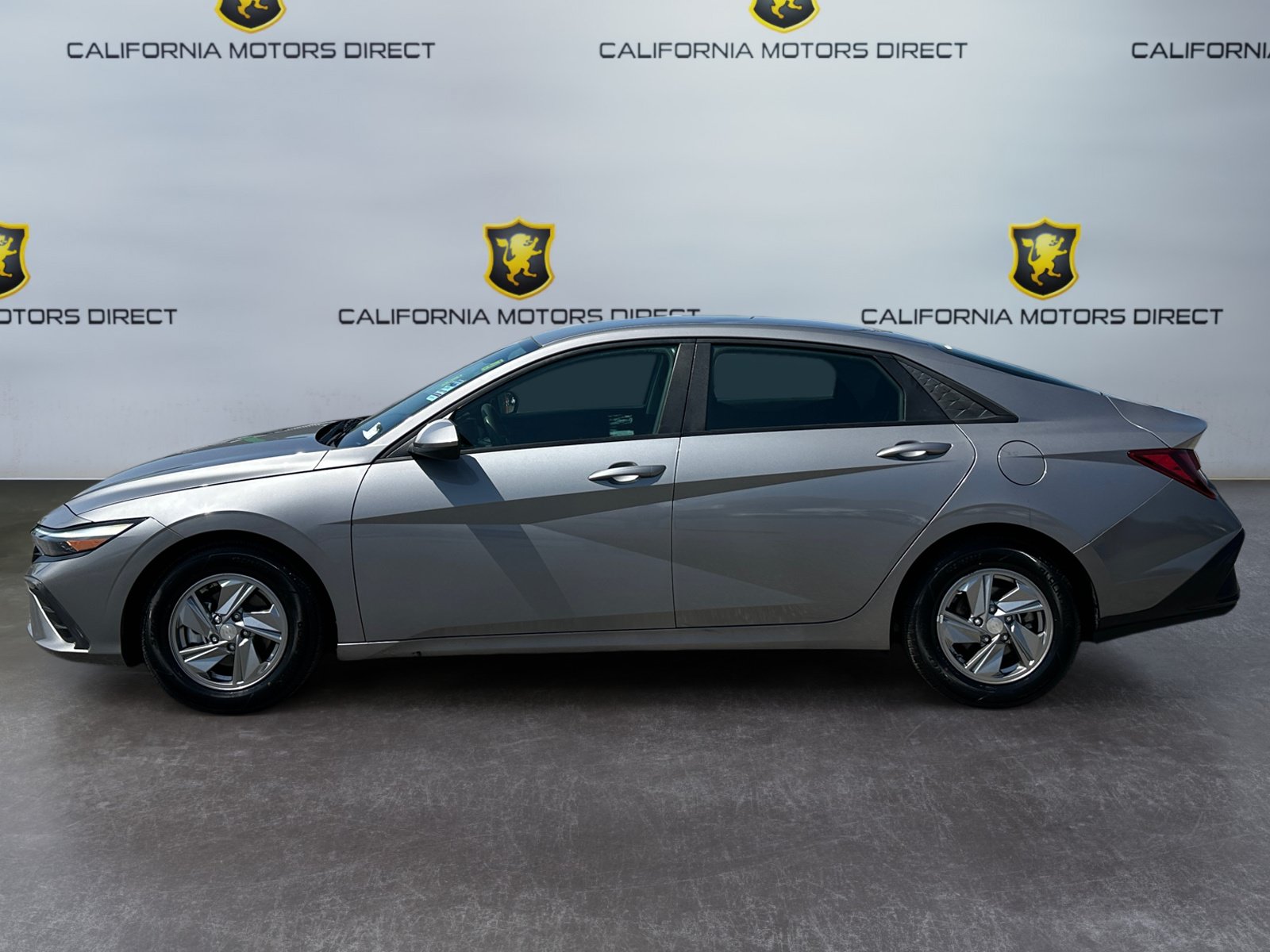 Used 2024 Hyundai Elantra SE FWD image 2