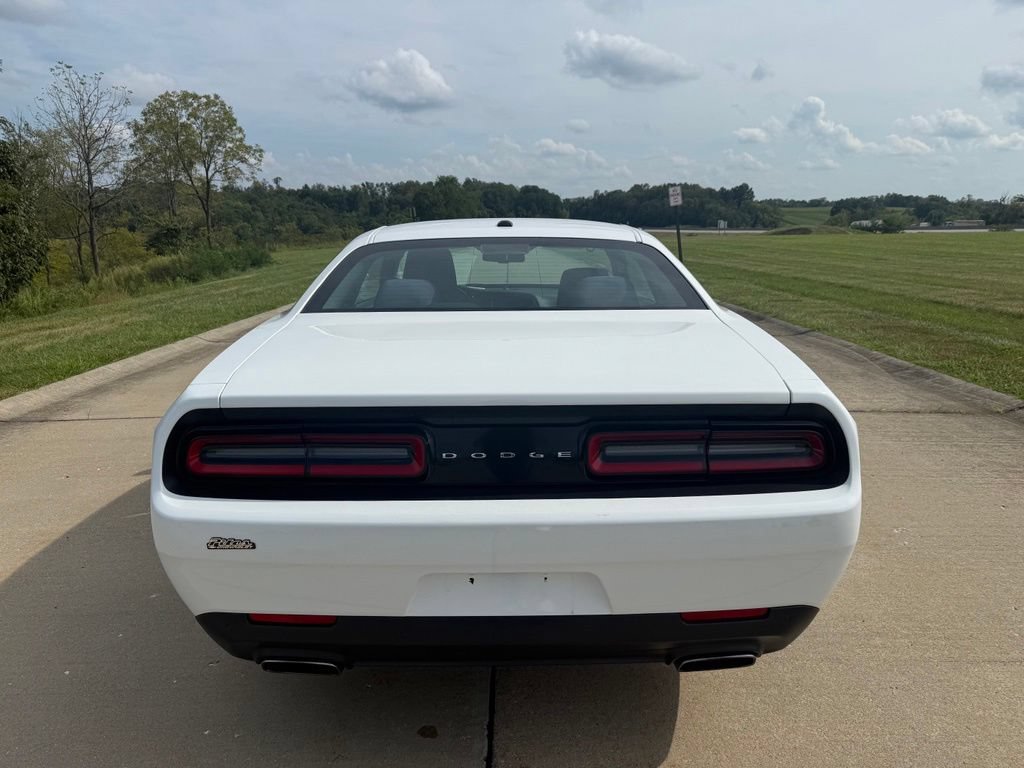 Used 2016 Dodge Challenger SXT w/ Driver Convenience Group RWD image 4