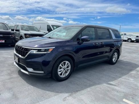 Used 2023 Kia Carnival LX FWD image 3