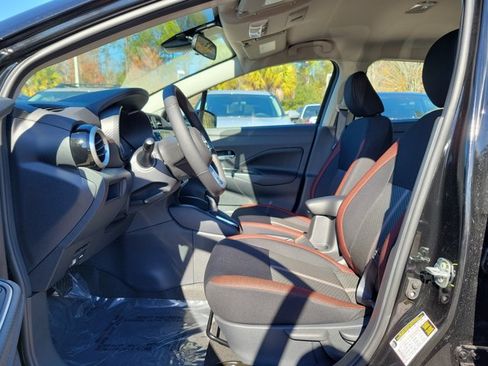 Used 2025 Nissan Versa SR w/ Trunk Package FWD image 18