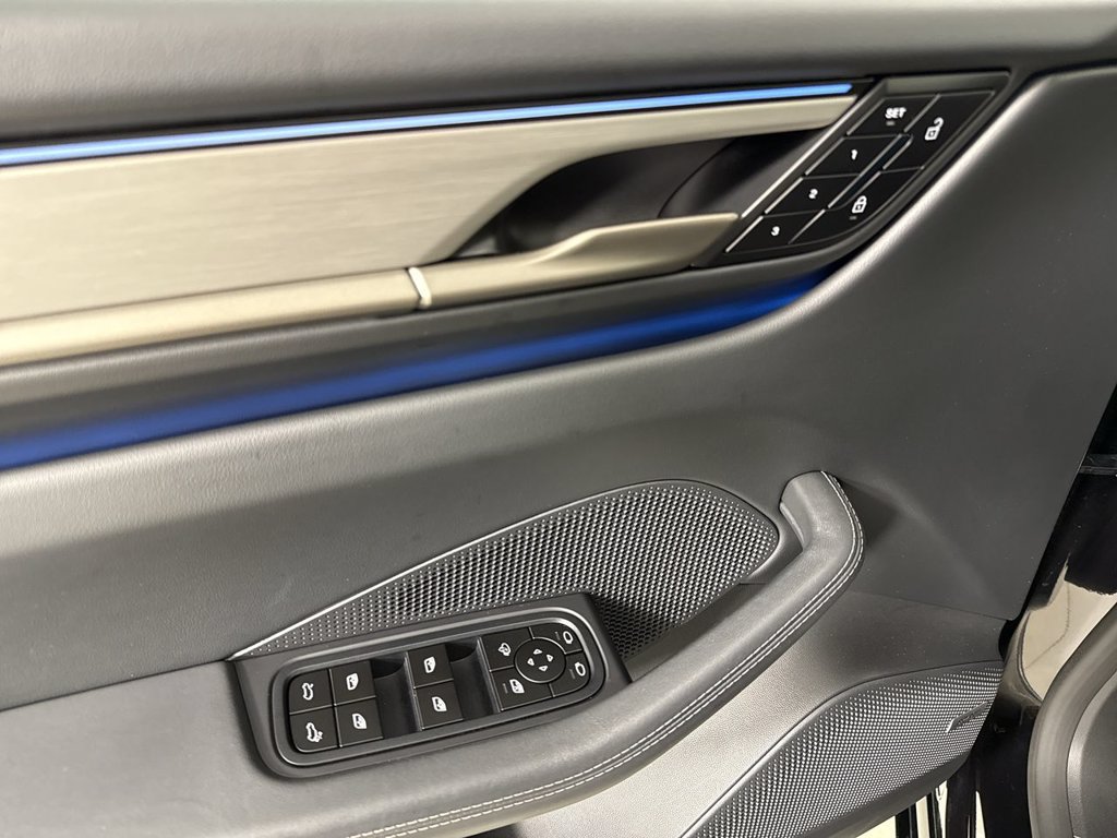 Certified 2025 Porsche Macan Turbo Electric AWD/4WD image 33