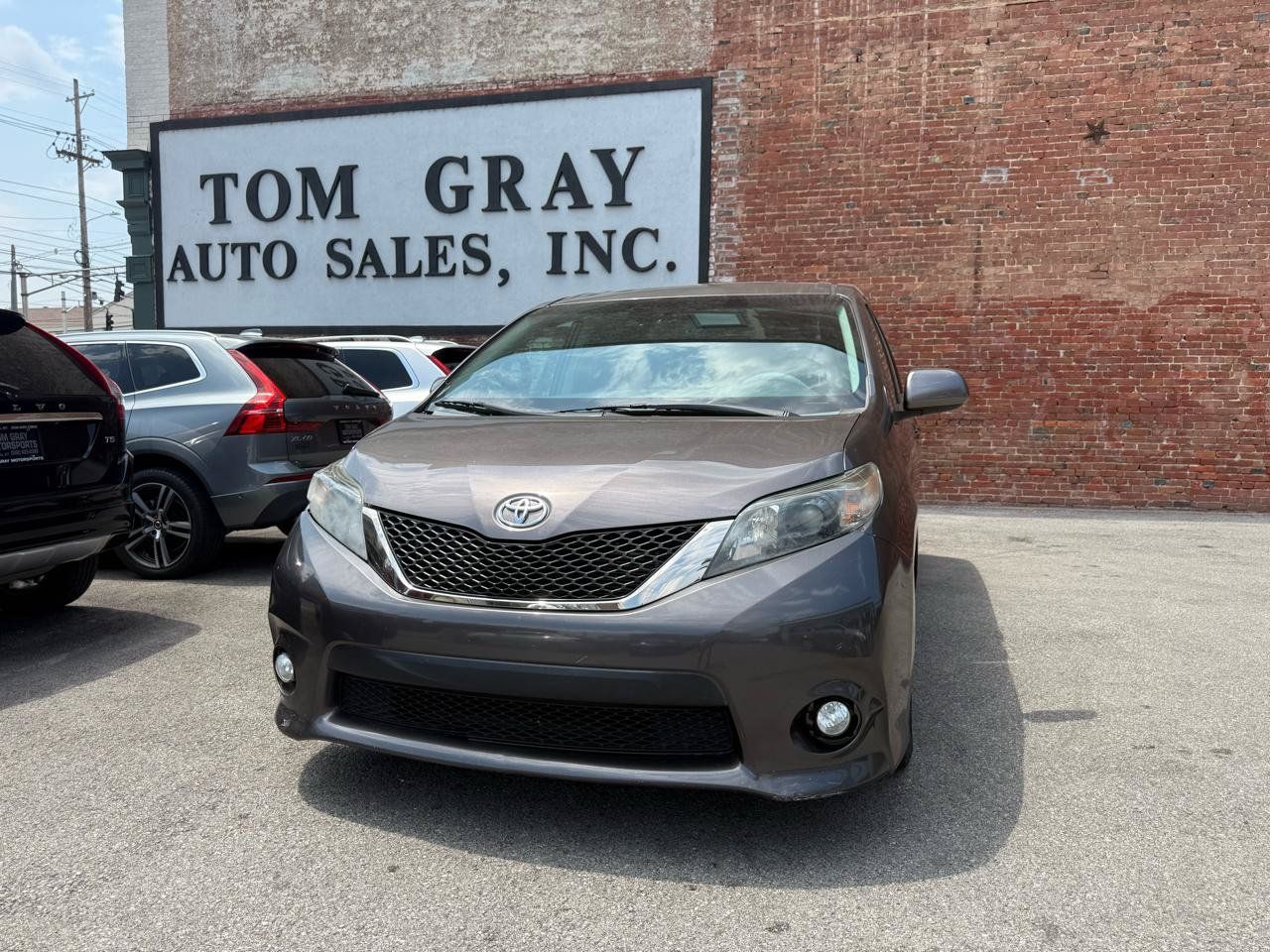 Used 2012 Toyota Sienna SE FWD image 1