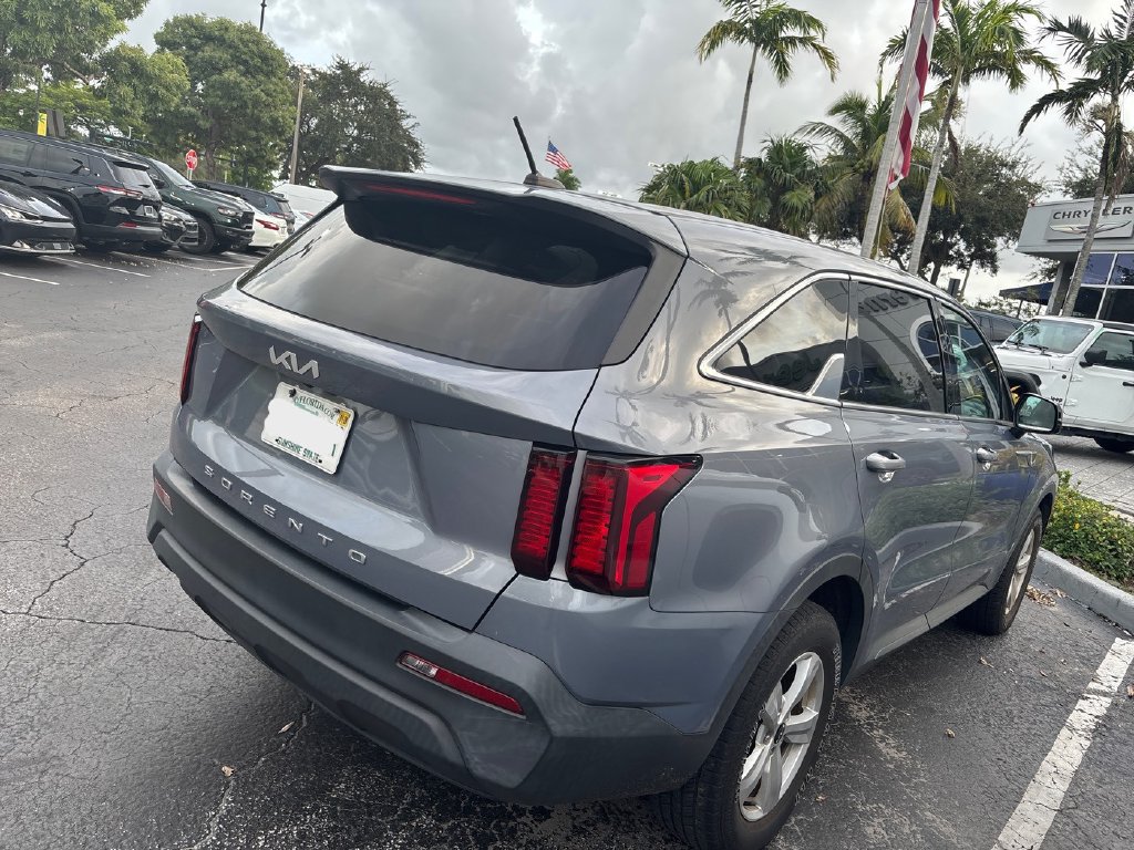 Used 2022 Kia Sorento LX FWD image 2